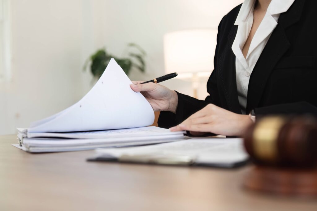 Vue d'un bureau d'avocat à Laval en. Mayenne avec des documents juridiques à signer.